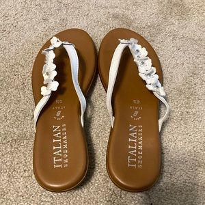 White flower strapped sandals
